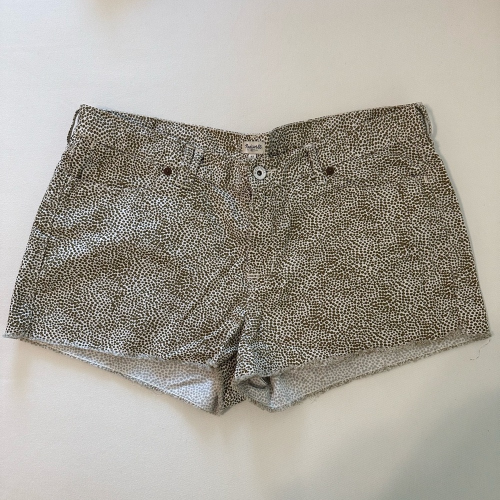 Madewell Denim Cut Off Safari Dot Shorts 
Size 32
Excellent condition- no flaws!